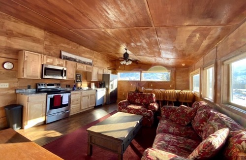 Wapiti Casa | Riverhouse- located on the Northfork River, mountain views!