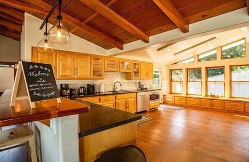 Cascade Casa | Casa de lujo junto al río, conveniente I-5, salida 670, auto check-in BBQ, FirePit, piscina
