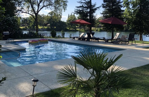Cascade Casa | Casa de lujo junto al río, conveniente I-5, salida 670, auto check-in BBQ, FirePit, piscina