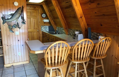 Amity Cabina | Rivers Bend offers beautiful views of the Ouachita Mountains and the Caddo River