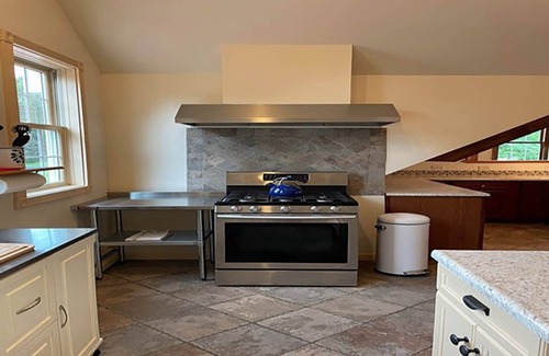 Manchester Center Casa | Rivers Edge 2-bedroom house in Manchester with WiFi, AC on second floor.