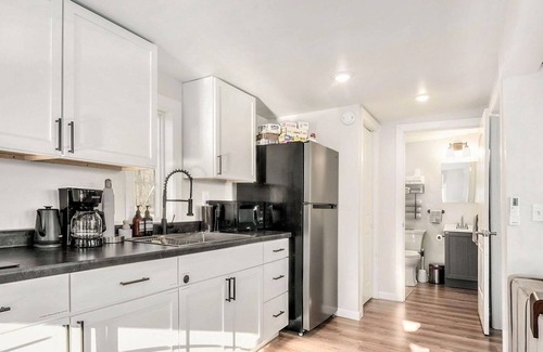 Belmont Casa | River’s Edge Retreat Cozy Waterfront Getaway - Waterfront for your city stay!