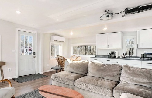 Belmont Casa | River’s Edge Retreat Cozy Waterfront Getaway - Waterfront for your city stay!