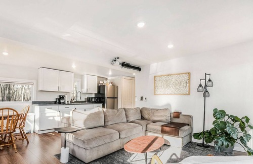 Belmont Casa | River’s Edge Retreat Cozy Waterfront Getaway - Waterfront for your city stay!
