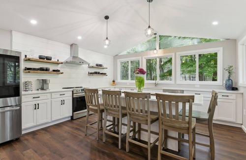 Guilford Casa | Rivers Edge Unique Newly Renovated River Spa Free-Standing Air Jet Tub retreat