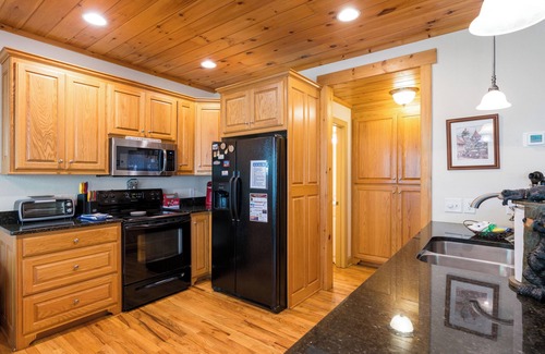 Helen Casa | Rivers Rest – Beautiful Riverfront Townhome in Downtown Helen