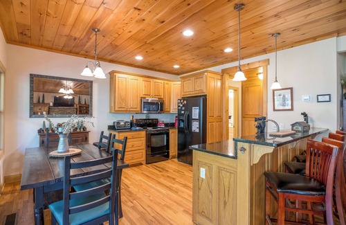 Helen Casa | Rivers Rest – Beautiful Riverfront Townhome in Downtown Helen