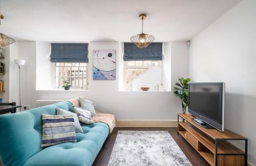 Richmond-upon-Thames Apartamento | Riverside 1 Bed Basement Flat near Hampton Court Palace