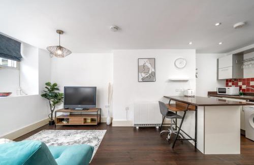 Richmond-upon-Thames Apartamento | Riverside 1 Bed Basement Flat near Hampton Court Palace