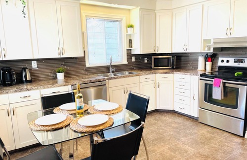 Northeast Edmonton Casa | Riverside 4 bdrm w 2 KING beds 10min DT Sleeps 8!