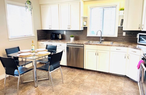 Northeast Edmonton Casa | Riverside 4 bdrm w 2 KING beds 10min DT Sleeps 8!