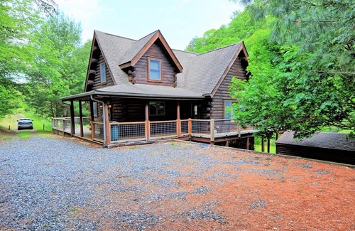 Warrensville Cabina | Riverside at Eagle Ridge-River Front Cabin w/Hot Tub, Pool Table, Fire Pit, AC