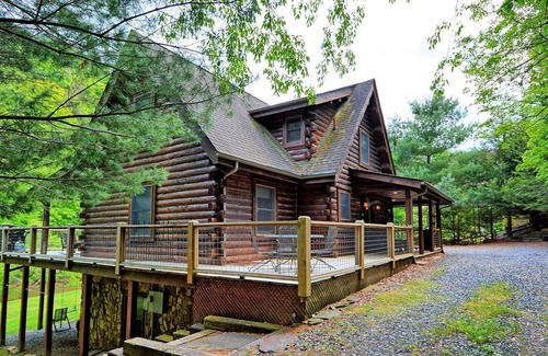 Warrensville Cabina | Riverside at Eagle Ridge-River Front Cabin w/Hot Tub, Pool Table, Fire Pit, AC