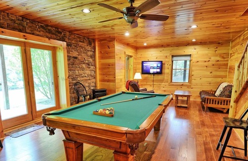 Warrensville Cabina | Riverside at Eagle Ridge-River Front Cabin w/Hot Tub, Pool Table, Fire Pit, AC