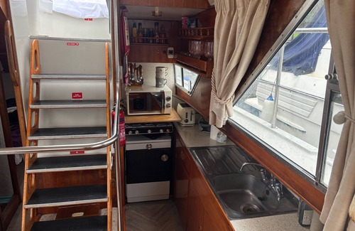 Windsor Cabina | Riverside Boat Retreat on the River Thames