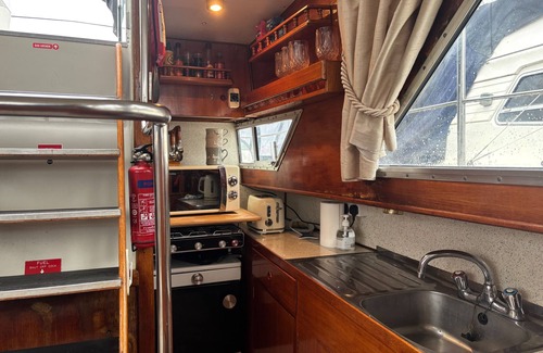 Windsor Cabina | Riverside Boat Retreat on the River Thames