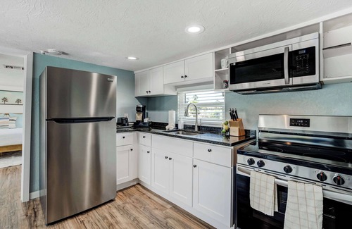 Braden River Apartamento | Riverside Breeze! Tropical Retreat w Tiki Hut