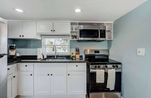 Braden River Apartamento | Riverside Breeze! Tropical Retreat w Tiki Hut