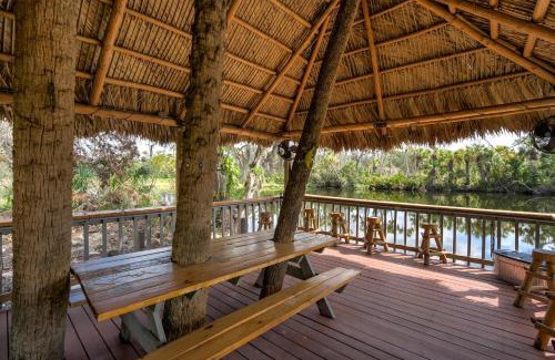 Braden River Apartamento | Riverside Breeze Tropical Retreat w Tiki Hut&BBQ