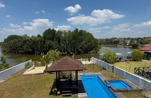 Kampung Bukit Depu Casa | Riverside Bungalow with Pool at Koliba, Casa del Fiume