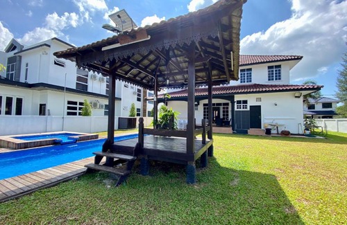 Kampung Bukit Depu Casa | Riverside Bungalow with Pool at Koliba, Casa del Fiume