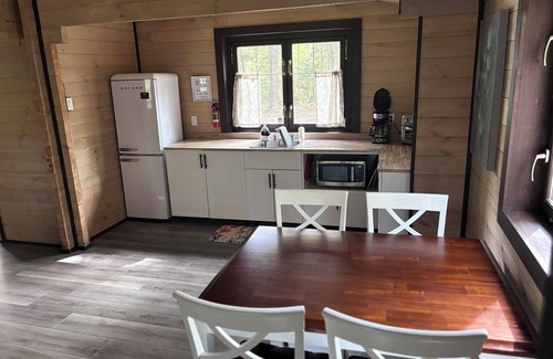 Bracebridge Cabina | Riverside cabin in the woods