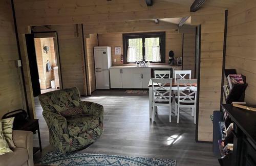 Bracebridge Cabina | Riverside cabin in the woods