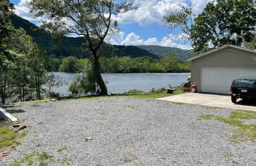 Bellepoint Cabaña | Riverside cabin in NRG National Park & Preserve