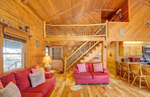 Canton Cabina | Riverside Cabin with Hot Tub and firepit pet Friendly