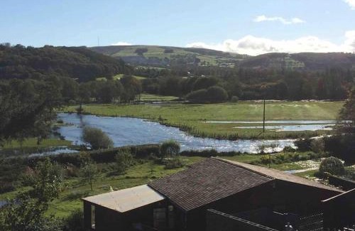 Lampeter Chalet De Esquí | Riverside Chalet in heart of Lampeter, West Wales