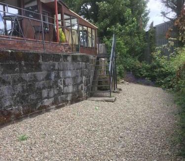 Lampeter Chalet De Esquí | Riverside Chalet in heart of Lampeter, West Wales