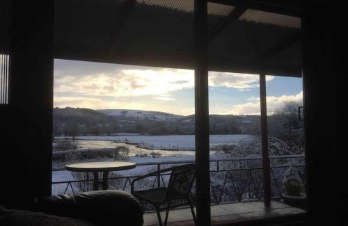 Lampeter Chalet De Esquí | Riverside Chalet in heart of Lampeter, West Wales