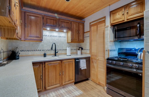 Dumont Cabina | Riverside Colorado Cabin w/ Deck & Hot Tub