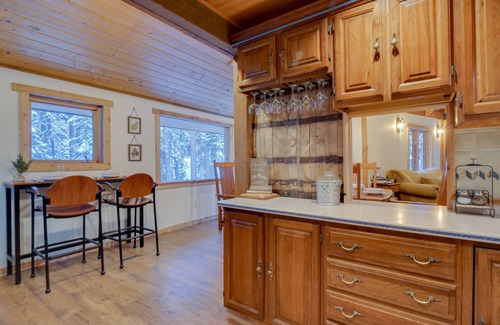 Dumont Cabina | Riverside Colorado Cabin w/ Deck & Hot Tub