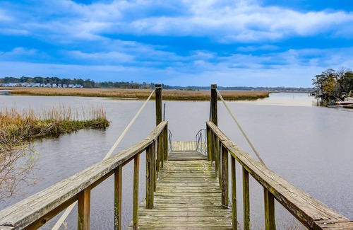 Hanahan Condominio | Riverside condo with pool, kayak launch, dock, AC, & W/D - dog-friendly