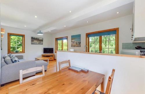 Upton upon Severn Casa | Riverside Cottage with balcony and fishing jetty