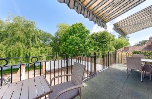 Upton upon Severn Casa | Riverside Cottage with balcony and fishing jetty