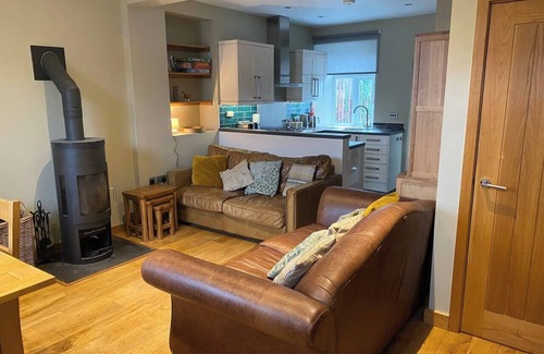 Staveley Casa | Riverside Cottage with secure bike storage