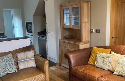 Staveley Casa | Riverside Cottage with secure bike storage
