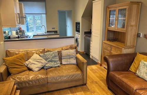 Staveley Casa | Riverside Cottage with secure bike storage