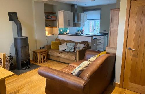 Staveley Casa | Riverside Cottage with secure bike storage