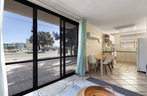 Glenelg North Apartamento | Pet Friendly Riverside Courtyard | Walk to Beach