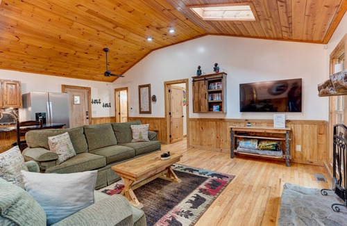 Cashes Valley Cabina | Riverside-Dog Friendly-Fenced Yard-King Suites-Hot Tub-10 Minutes to Downtown