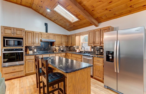 Cashes Valley Cabina | Riverside-Dog Friendly-Fenced Yard-King Suites-Hot Tub-10 Minutes to Downtown
