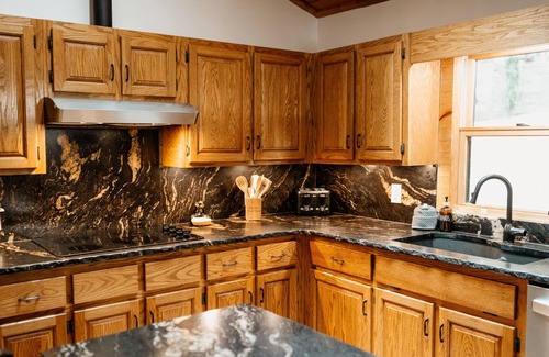 Cashes Valley Cabina | Riverside-Dog Friendly-Fenced Yard-King Suites-Hot Tub-10 Minutes to Downtown