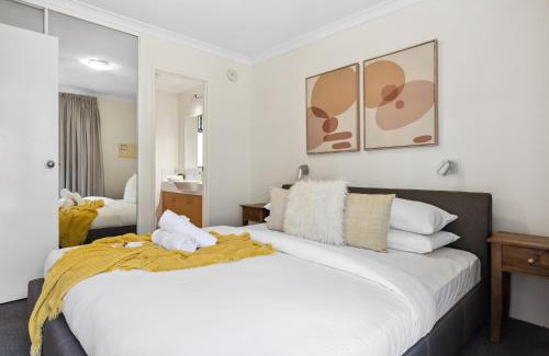 South Perth Apartamento | Riverside Elegance Central 1BR 1BA Apartment