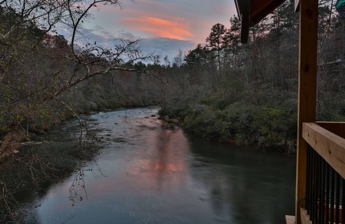 Ellijay Cabina | Elegancia frente al mar: Lodges gemelos de lujo en Ellijay, con vista al río