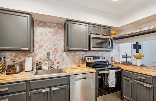 Stowe Area Condominio | Riverside Getaway: 1br+ loft, fireplace, a/c, decks w/ river views, free ski shuttle, Village area!