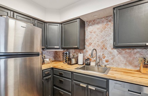 Stowe Area Condominio | Riverside Getaway: 1br+ loft, fireplace, a/c, decks w/ river views, free ski shuttle, Village area!