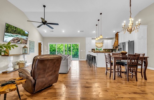 Columbus Casa | Riverside Getaway by OneHometown Getaways